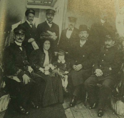 Gina con il marito e il figlio Leo in viaggio verso l'America Latina nel 1908. [Dolza, 1990, ill. n.13].