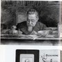 Cesare Lombroso al tavolo di lavoro, pastello 1910. Sotto: tesserino di giornalista di Cesare Lombroso, s.d.. [Frigessi, 2003]
