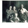 Foto di famiglia: (da sinistra) Adele Levi, Luisa Levi, Carlo Levi, (dietro) Riccardo Levi, ( in basso) Annetta Treves [ACS, fondo Carlo Levi]