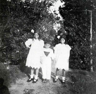 Giovanni con le sorelle Alma e Adriana. [G. Enriques, 1983, p. 7].
