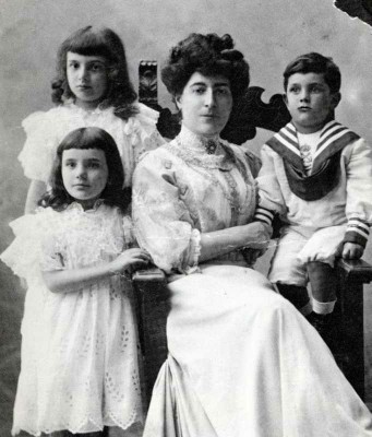 Luisa Coen con i figli. A destra Alma e Adriana, a sinistra Giovanni. [G. Enriques, 1983, p. 19].