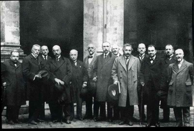 Einstein, Enriques e altri nelle logge dell'Archiginnasio. [Archivio storico, Casa editrice Zanichelli, Bologna].