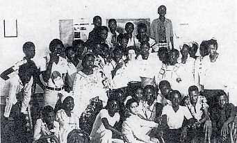 Una scolaresca di Niamei (Niger), 1980.  [Atti del convegno Emmatematica, 2003, p. 153]. 