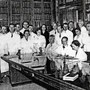 Daniel Bovet con i collaboratori nella Biblioteca del laboratorio di chimica terapeutica nel 1957. Alla sua sinistra Filomena Nitti.  [Bignami, 1993, p. 49]