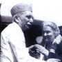 Maria Montessori nel 1939 a Karachi, ricevuta dal sindaco della città  Jamsed Nussewanji.[Babini, 2003, p.49]