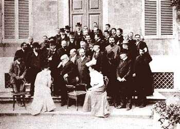 Foto ricordo in occasione del 25. anniversario della fondazione dell'Istituto fisico di Roma, 1905. Davanti M. Traube Mengarini e Matilde Marchesini. 