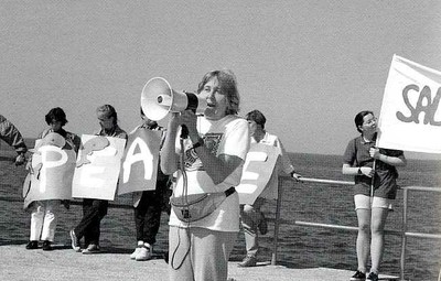 Trieste, estate 1994. Manifestazione a Barcola «Salviamo le balene». [M. Hack, 2004]