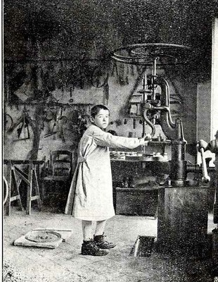 Un bambino al lavoro nella falegnameria, nella colonia scuola Antonio Marro [Guicciardi, 1922]