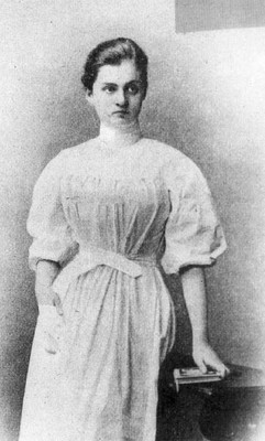 Fotografia di Anna Fraentzel Celli come infermiera c.a 1900 (riproduzione dal suo libro in versione tedesca: Anna Celli-Fraentzel 1949)