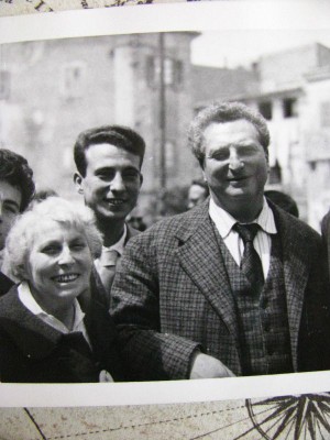 Luisa Levi con il fratello Carlo a Palma di Montechiaro ad un convegno organizzato da Danilo Dolci a metà degli anni '50 [Archivio Guido Sacerdoti]