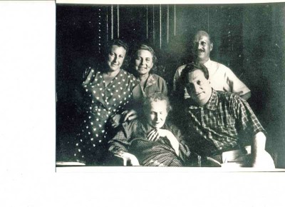 Foto di famiglia: (da sinistra) Adele Levi, Luisa Levi, Carlo Levi, (dietro) Riccardo Levi, ( in basso) Annetta Treves [ACS, fondo Carlo Levi]