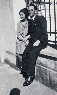 Laura Capon ed Enrico Fermi negli anni del fidanzamento. [Capon Fermi, 1954, p. 32].