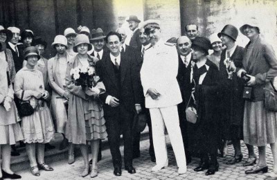 Laura Capon ed Enrico Fermi nel giorno delle loro nozze. [Capon Fermi, 1954, p. 33]. 