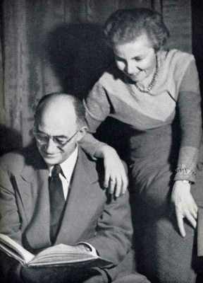 I coniugi Fermi nel 1953. [Capon Fermi, 1954, p. 320].