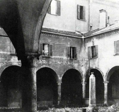 Il cortile dell'abitazione in via D'Azeglio, 57. [G. Enriques, 1983, p. 10].