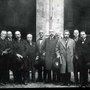 Einstein, Enriques e altri nelle logge dell'Archiginnasio. [Archivio storico, Casa editrice Zanichelli, Bologna].