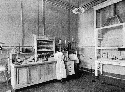 Il laboratorio di chimica dell'Istituto sieroterapico di Milano. [L'istituto sieroterapico milanese..., 1919, p. 103]. 