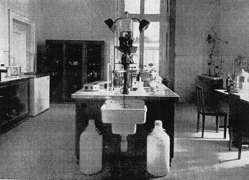 Laboratorio chimico dell'Istituto e Orto botanico di Portici. [V. Mezzetti Bambacioni, 1958-59, fig. 4].