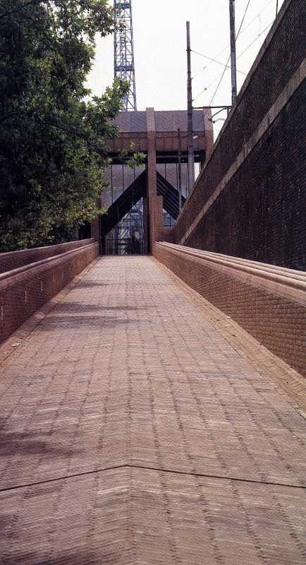 Ingresso alla stazione di S. Maria Novella dalla Fortezza da Basso, Firenze 1989-1990. [Petranzan, 1996, p. 37]