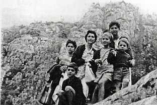 Ida con i  figli, Grotte di Tirano, 1961. In piedi da sinistra: Maria Bice, Ida, Olga, Giulia Maria, Gianluca. Seduto: Antonino. [Maroscia, 2006, p. 398].