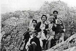 Ida con i  figli, Grotte di Tirano, 1961. In piedi da sinistra: Maria Bice, Ida, Olga, Giulia Maria, Gianluca. Seduto: Antonino. [Maroscia, 2006, p. 398].