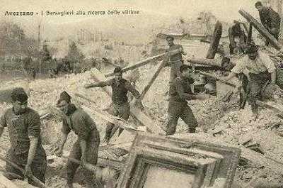 Bersaglieri alla ricerca delle vittime del terremoto di Avezzano, 1915.