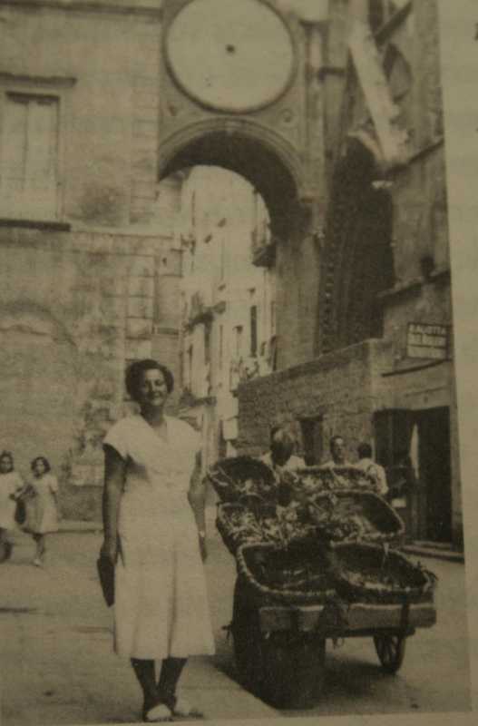 Bice a Napoli sotto l'orologio di S. Eligio [Foà Chiaromonte, 2006, p. 94]