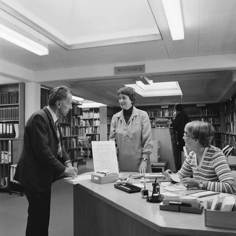 Giuseppe Cocconi alla Biblioteca del Cern nel 1981 (http://cdsweb.cern.ch/record/1142555)