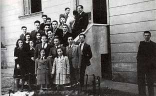 La prima classe della Scuola Media Ebraica di Roma, nel secondo anno del suo funzionamento: 1939-1940.[Della Seta, 1996].