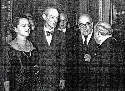 Filomena Nitti Bovet e Daniel Bovet con il Presidente del Consiglio Adone Zoli e il Senatore Enrico Molà, al ricevimento di Palazzo Barberini tenutosi il 3 dicembre 1957. [Bignami, 1993, p. 40].