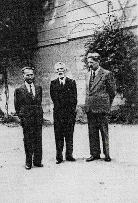 Nel giardino dell'Università clandestina di Roma, i prof.: G. Castelnuovo (al centro), G. Bisconcini (a destra), R. Lucaroni (a sinistra). [E. Castelnuovo, 2001, p. 67].