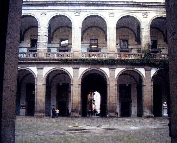 Cortile del Salvatore, Università di Napoli, [Mongillo, 2008, p. 240].
