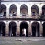 Cortile del Salvatore, Università di Napoli, [Mongillo, 2008, p. 240].