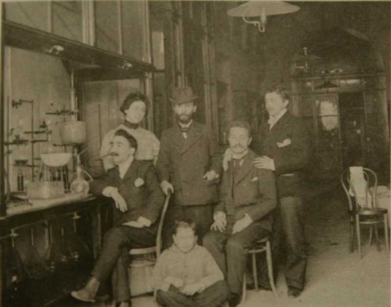 Jone Foà in un laboratorio di chimica svizzero nel 1898 [Foà Chiaromonte, 2006, p. 37]