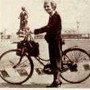 Isotta Gervasi in bicicletta. 