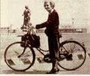 Isotta Gervasi in bicicletta. 