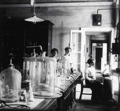 Eva Mameli con le colleghe nel Laboratorio crittogamico di Pavia [Archivio Calvino -Album2- 1902-1910]