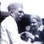 Maria Montessori nel 1939 a Karachi, ricevuta dal sindaco della città  Jamsed Nussewanji.[Babini, 2003, p.49]