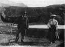 Rina Monti nel 1904 con un inserviente al lago Panelatte. [De Bernardi, 1990, p. 4].