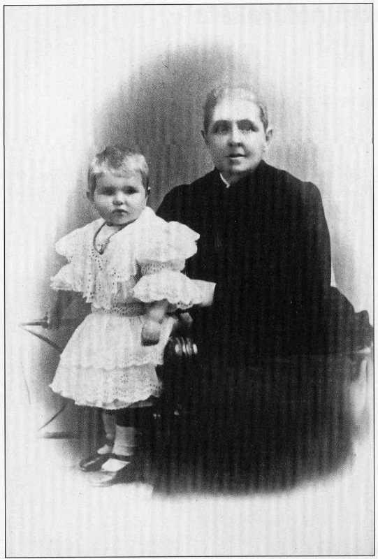 Marianna Paulucci con nipote. [Arrigoni degli Oddi, 1921, p. 59].