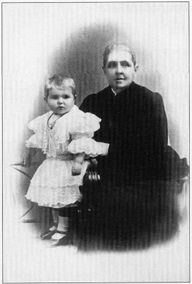 Marianna Paulucci con nipote. [Arrigoni degli Oddi, 1921, p. 59].