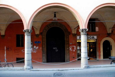 Le scuole Laura Bassi in Via Sant'Isaia a Bologna