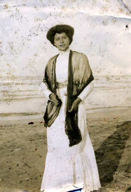 Giulia Bonarelli al mare a Palombina.