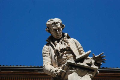 Particolare della statua di Galvani nell'omonima piazza.