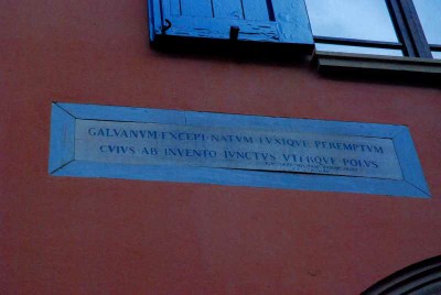 Lapide in latino in memoria di Luigi Galvani, posta nella casa natale, in via Marconi a Bologna.