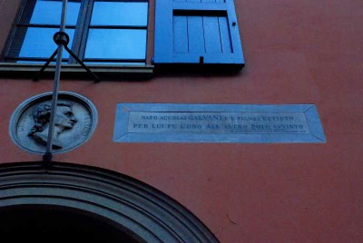 Lapide in italiano e bassorilievo del Professore bolognese posti nella casa natale di via Marconi, Bologna.