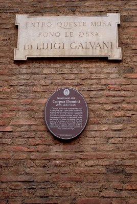 Lapide posta all'entrata del Corpus Domini in via Tagliapietre a Bologna.
