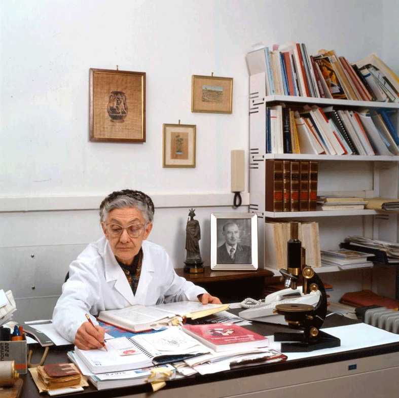 Ida Bianco nel suo studio a Roma. [I. Bianco SIlvestroni, 2002]