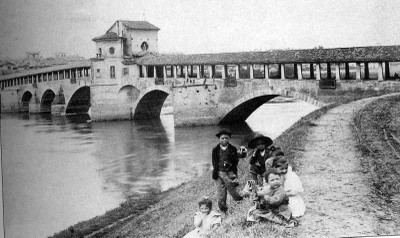 Il ponte coperto di Pavia prima della distruzione bellica. [Fregonese,  2005, p. 115,  foto Chiolini].