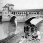 Il ponte coperto di Pavia prima della distruzione bellica. [Fregonese,  2005, p. 115,  foto Chiolini].